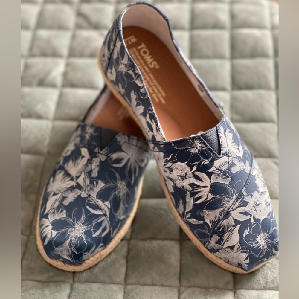 TOMS Women’s Blue & White Floral Espadrilles ~ Size 7.5 *NWOT